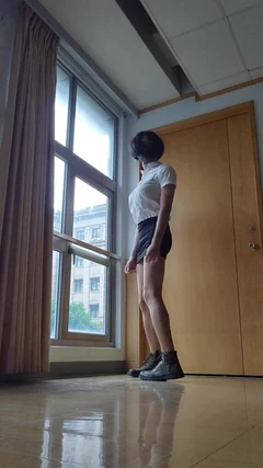 在教室里射精！！暴露狂吉娜射精半裸