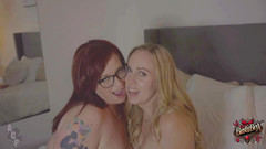 Busty Bexx: MiLF e biscotti con Gibby il pagliaccio e Sierra Spunk