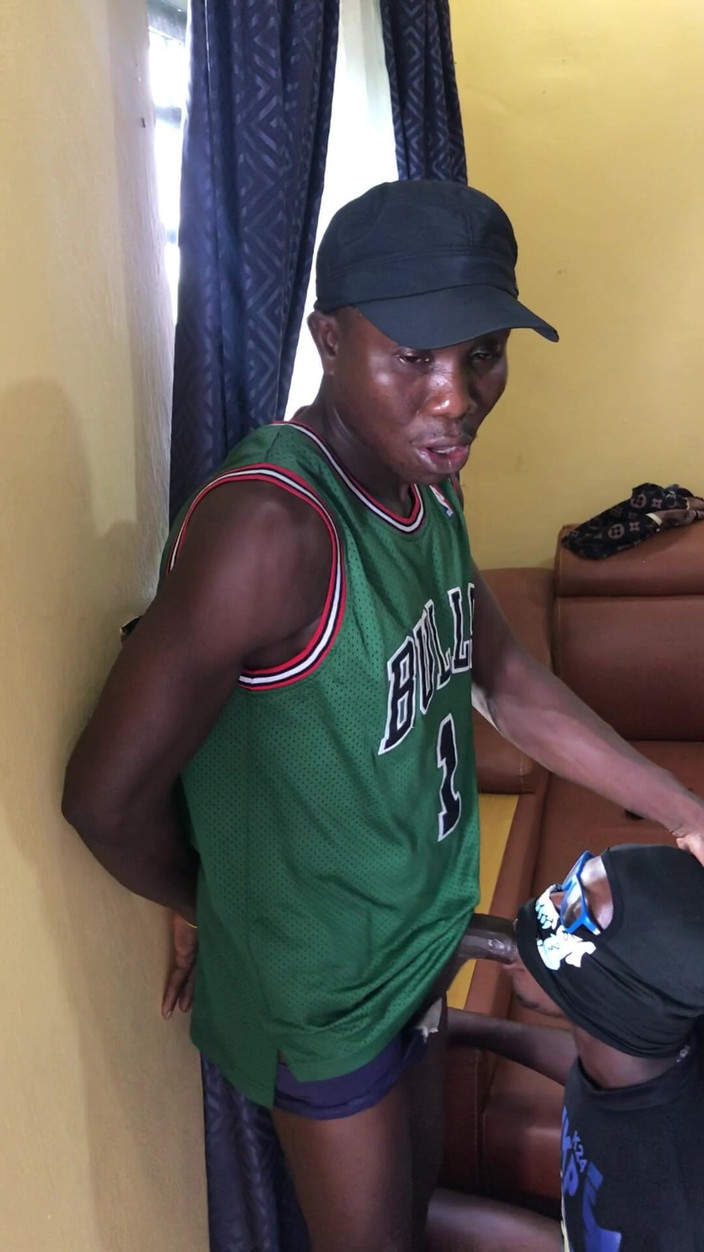 The dan: Ho scopato la mia donna delle pulizie nel portico anteriore...