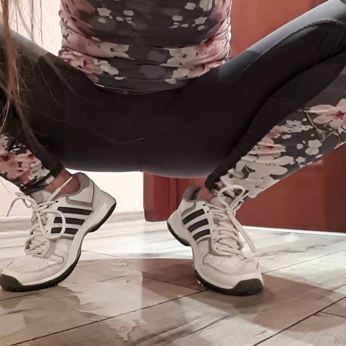 FrauleinP: Pee My Gym Pants at the Closed Loo's Door
