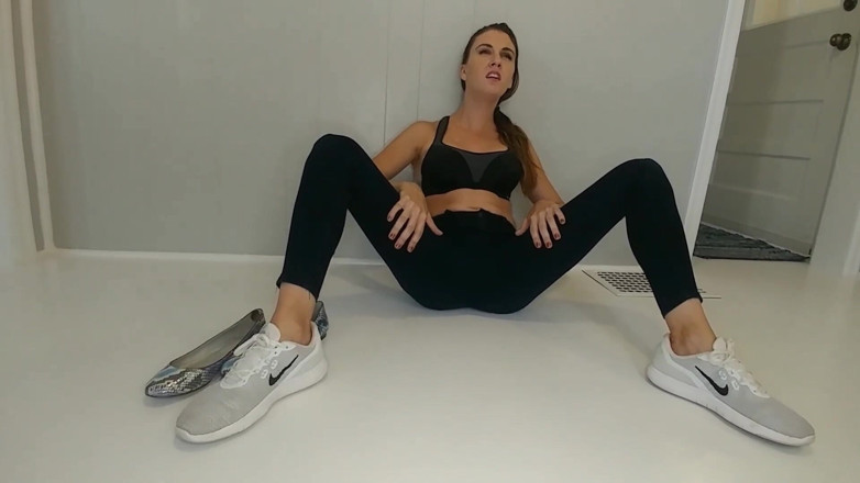 VieraMayXXX: Bătăușul îți fute iubita, te bate, ejaculează