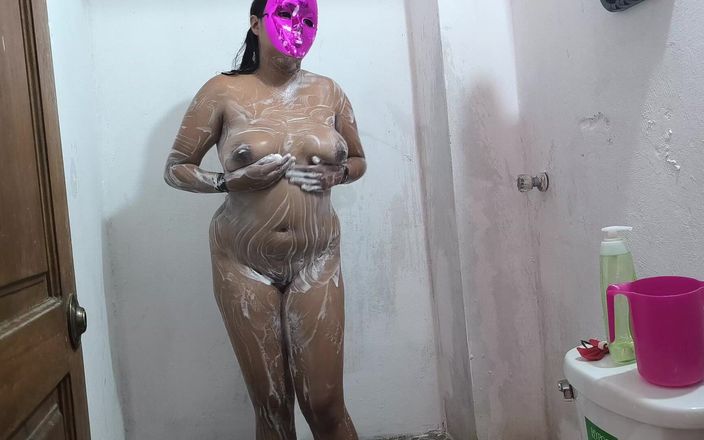 NEGRITA SEXY: La sorellastra mora fa una rinfrescante doccia nuda