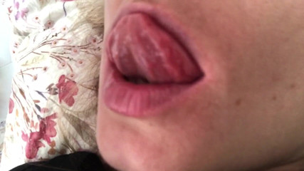 Gina Gerson: Solo masturbatie in het bed
