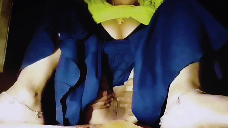 TricolorMusic3: 热辣的宝贝热laveneya bhabhi村的印度辣妹正在用手指抚摸她青春的欲望。我一边躲着一边自慰