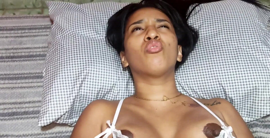 Leyne Rodriguez: 나는 룸메이트가 듣고 호기심이 될 수 있도록 정말 큰 소리로 신음하기 시작했다.