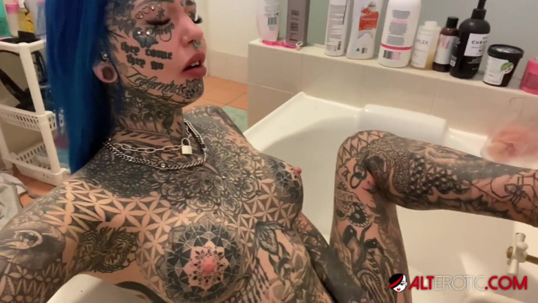 Alt Erotic: Amber Luke’s quarantined solo masturbation