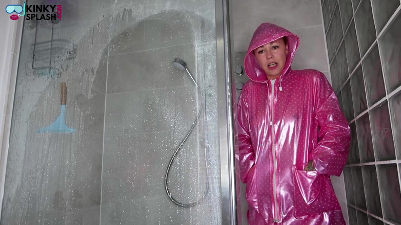 UKCuteGirl Lucy Lauren: 미끄럽고 핑크색 Pvc 샤워 애타게: 흠뻑 젖고 삐걱거리는 재미