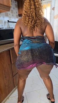 Gece yarısı mavi kısa elbisemle alay ediyorum