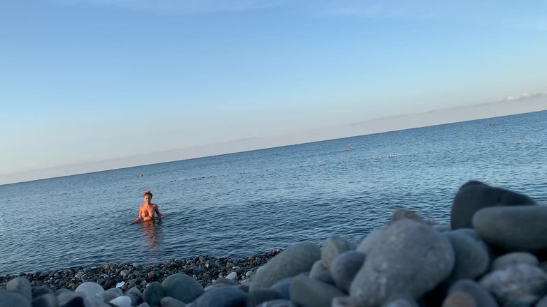 Monika Fox: Monika Fox denizde çıplak yüzüyor