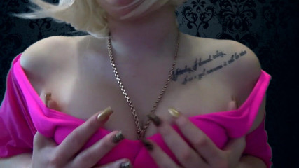 Goddess Misha Goldy: Adorate le mie tette perfette! Non li tocchi mai! MAI!