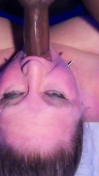 Punk gotica ragazza scopata in faccia gola pompino deepthroat ed ingoia