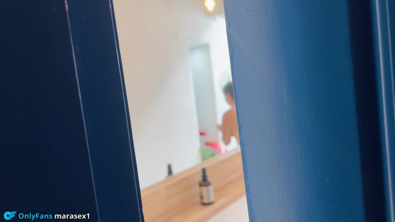 MaRaSexx: Un inconnu me regarde de la porte sous la douche...
