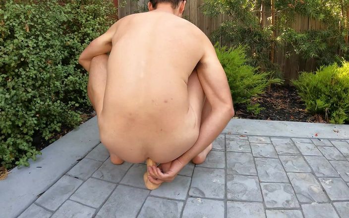 Russie Goodboy: Băiatul se joacă cu un vibrator mare în curtea din spate