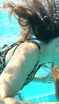 Talia Mint leert ademen, neukpartij onder water