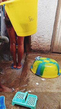 Tomando banho na minha namorada grávida ao ar livre, vibrações sujas do ambiente