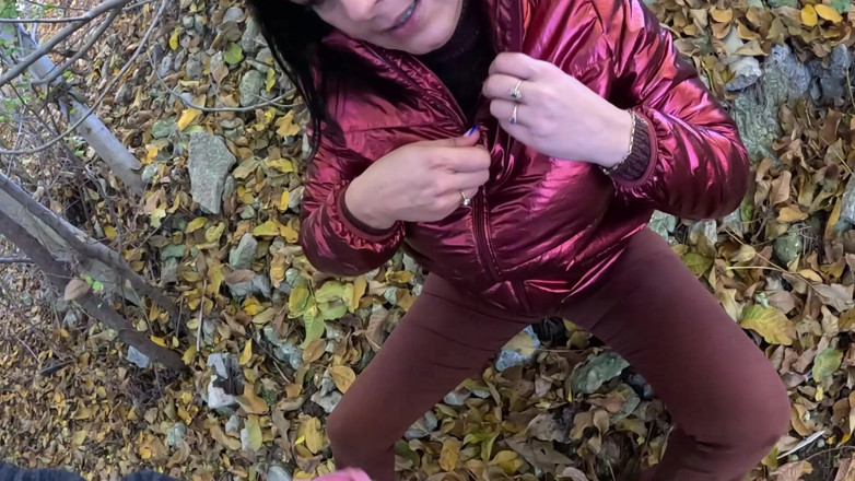 MilfyCalla: Riskantní venkovní kouření u jezera Red Shiny Downjacket Fetish 316