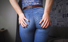 Teasecombo 4K: Bluejeans-arsch necken im höschen mit vollem rücken