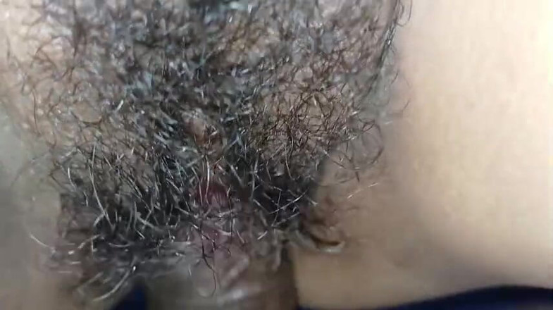 Tiottama: Stai jos sau voi începe să țip.