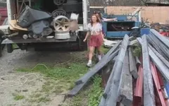 Pequena adolescente em um trio selvagem com paus pretos