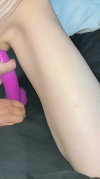 Söt brunett onanerar med en vibrator och hennes stora dildo och når orgasm