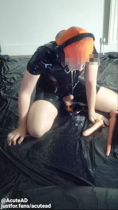 Rubberen twink neukt zijn keel met dildo's en speelgoed