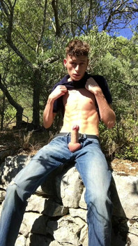 दिखावटी दुबली Twink सीढ़ी आउटडोर स्ट्रोक - लम्बे लंड का जोखिम भरा लंड जोखिम भरा झटका एब्स वीर्य निकालना