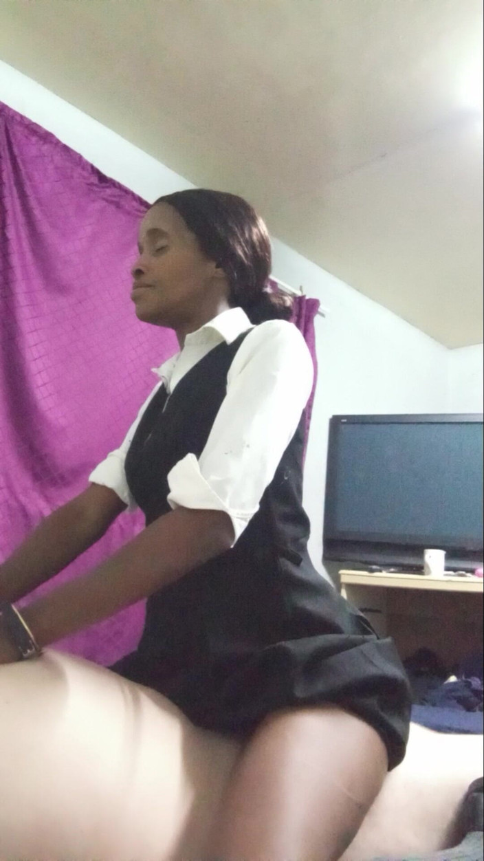 hothouse18xxx: 18letá Nadržená Školačka Poprvé Kouří a Jezdí Na Péru, Její Obličej...