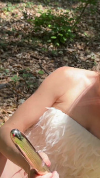 Wilde anale Masturbation im Wald