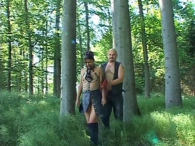 Mega extrem: Schamloses spanking für stieftochter im wald