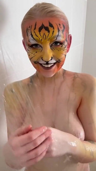 Tiger bodypaint duşta tek başına oynuyor