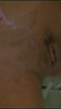 Due giovani troie arrapate si leccano la figa liscia sotto la doccia