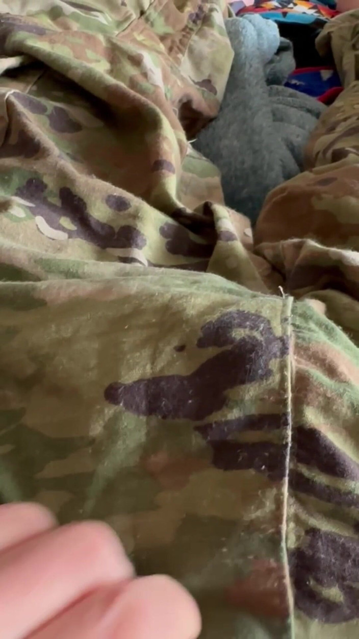 Gay Soldier Stuff: Solider del ejército se masturba en uniforme usando los calones...