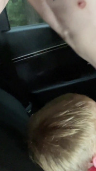 Aiden gay muda menghisap teman lelakinya Matty zakar besar di dalam kereta