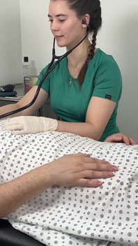 Asistenta iepuraș îi oferă doctorului Canada un examen pervers cu unghiuri multiple