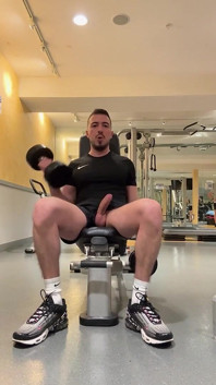 Fitnessstudio öffentlich wichsen und Training