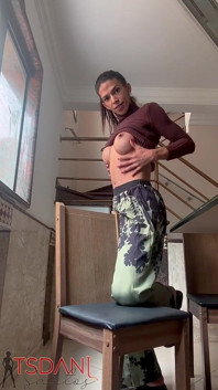 Daniela Santos, femme trans à grosse bite, exhibe son corps à la maison