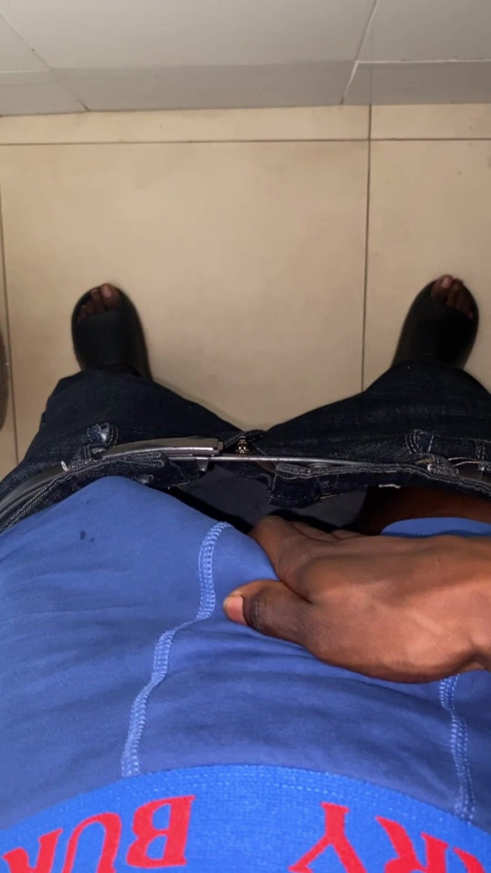 Slimniqqa: Cewek jamaika ini lagi asik ngocok raksasa pria kulit hitam