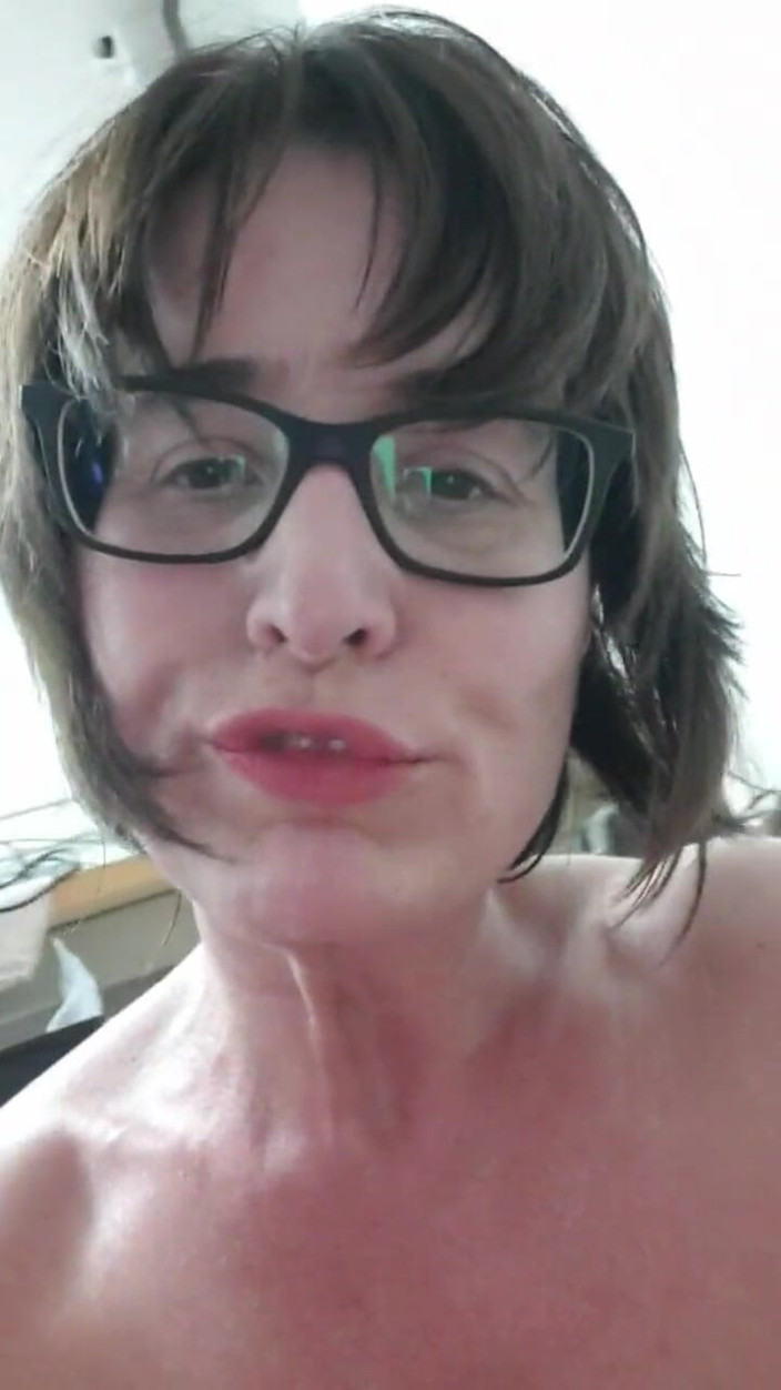 JulieEroticDress: Nu am văzut niciodată o ejaculare feminină doar prin masaj...