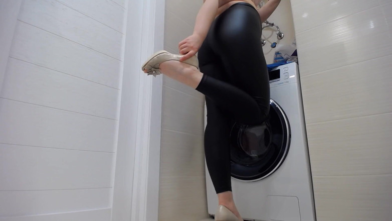 JuiceLussie: Sexy Teen Legs