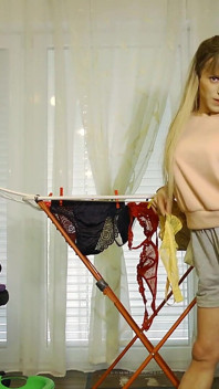 Tranny dává pokyny k honění při praní! pokud jste hodný kluk, Shell vám ukaž své sexy spodní prádlo!