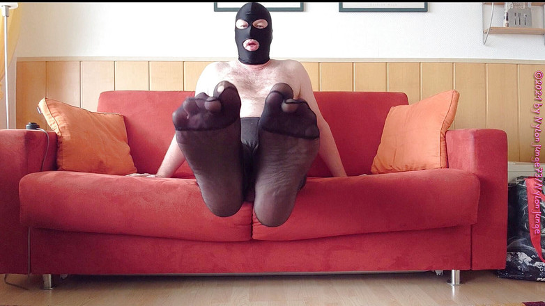 Carmen_Nylonjunge: Put on black tights in the apartment - part 2