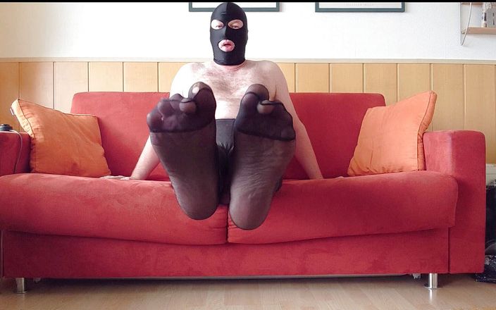 Carmen_Nylonjunge: Mặc quần tất đen trong căn hộ - phần 2