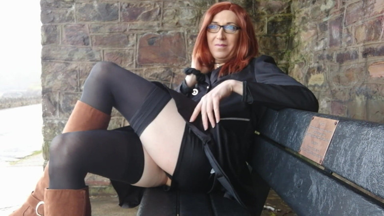 The Midnight Minx: Auf einer bank entspannen