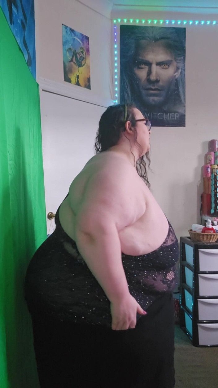 SSBBWLadyBrads: Vamos a desnudar y bailar grandota