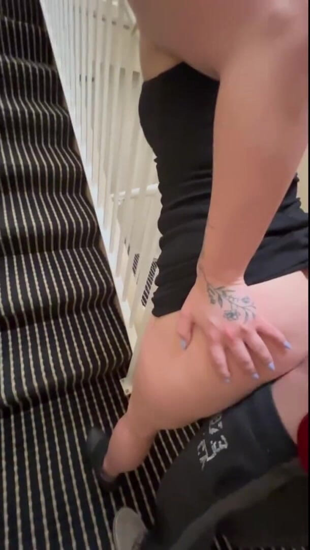 Nerdy Nympho: Otel merdiven boşluğunda sikişirken hızlı dölleme