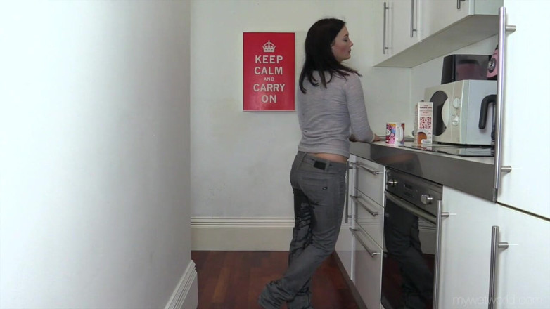 Faye Taylor: Grey jeans in the kitchen