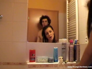 Young Libertines: Scopata nello specchio del bagno