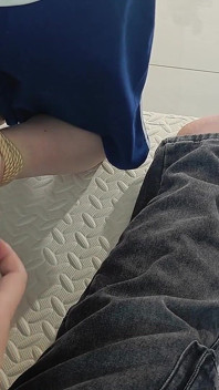Una ragazza con un metal gag in posizione, che gioca con la lingua