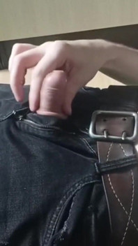 Man in joggerra trekt zijn lul af en kreunt