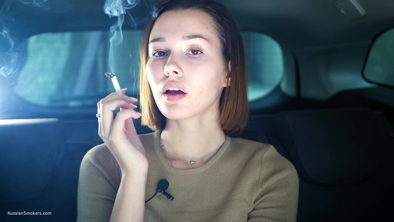 Russian Smokers: Sexy ragazza russa che fuma sigaretta ambiente naturale